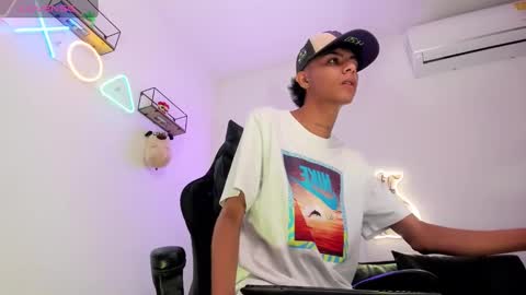Snapshot of dikey_18 chatting on 6, 12, 2024 dikey_18 online show from 6, 12, 2024