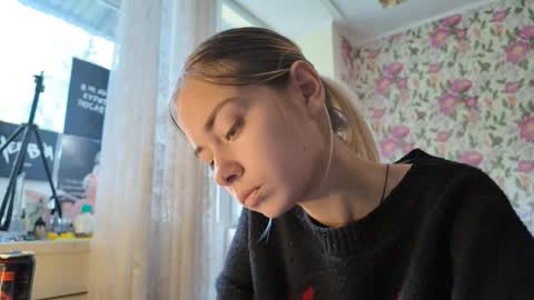 dinorahmroczkowski online show from 17, 9, 2025