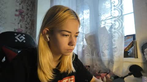 dinorahmroczkowski online show from 24, 10, 2025