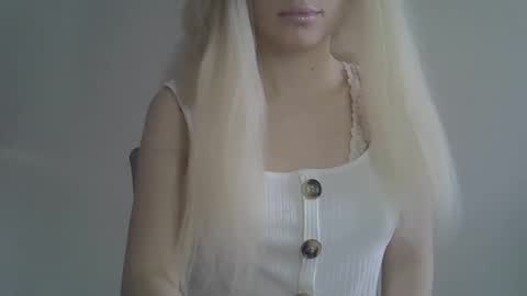 Snapshot of ditamilton chatting on 8, 3, 2025 DitaMilton online show from 8, 3, 2025