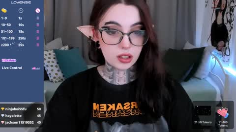 Snapshot of dixipixi_ chatting on 1, 2, 2025 dixipixi_ online show from 1, 2, 2025