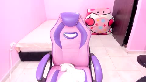 Snapshot of doll___squirt chatting on 4, 10, 2025 sofia de la torre online show from 4, 10, 2025