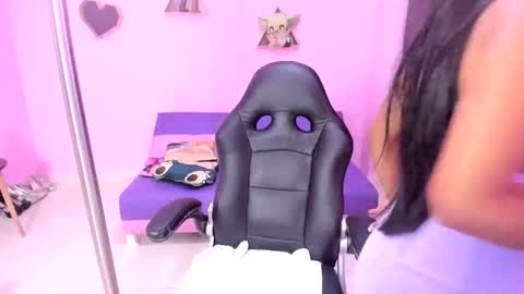 Snapshot of doll___squirt chatting on 20, 10, 2025 sofia de la torre online show from 20, 10, 2025