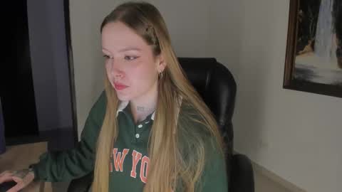 Snapshot of dollmoon_ chatting on 20, 12, 2025 You can call me Pretty online show from 20, 12, 2025