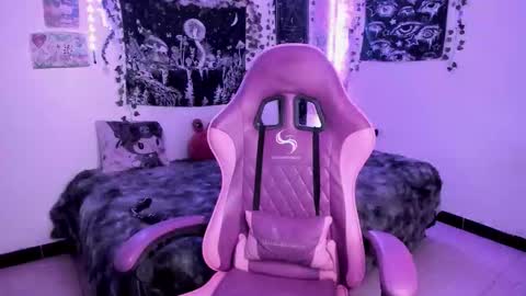 Snapshot of dolly_bones chatting on 31, 10, 2025 dolly_bones online show from 31, 10, 2025