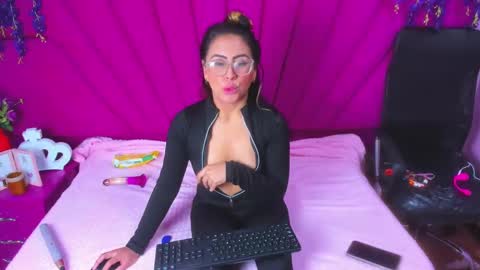 Snapshot of dollyjuicy1 chatting on 4, 3, 2025 dollyjuicy1 online show from 4, 3, 2025