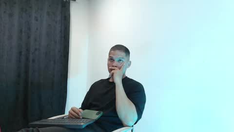 Snapshot of dom_craw chatting on 1, 2, 2025 Domimick Crawford online show from 1, 2, 2025