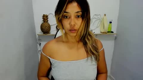 Snapshot of dona_tella chatting on 5, 4, 2026 dona_tella online show from 5, 4, 2026