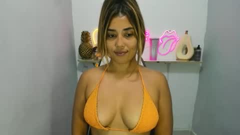 Snapshot of dona_tella chatting on 7, 4, 2026 dona_tella online show from 7, 4, 2026