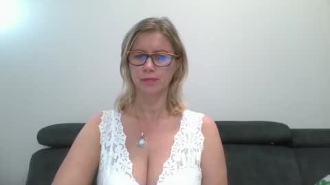 Snapshot of doreenkiss chatting on 26, 9, 2025 DoreenSexy online show from 26, 9, 2025
