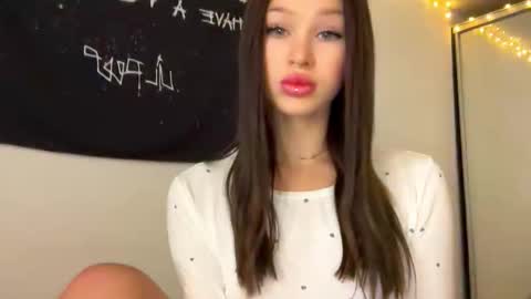 Snapshot of doublesees chatting on 1, 11, 2025 MOLLYYYY dont forget to give me a thumb up online show from 1, 11, 2025