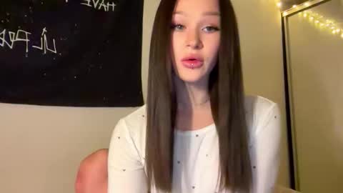 Snapshot of doublesees chatting on 3, 11, 2025 MOLLYYYY dont forget to give me a thumb up online show from 3, 11, 2025