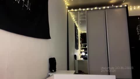 Snapshot of doublesees chatting on 25, 11, 2025 MOLLYYYY dont forget to give me a thumb up online show from 25, 11, 2025