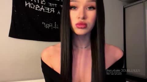 Snapshot of doublesees chatting on 18, 12, 2025 MOLLYYYY dont forget to give me a thumb up online show from 18, 12, 2025