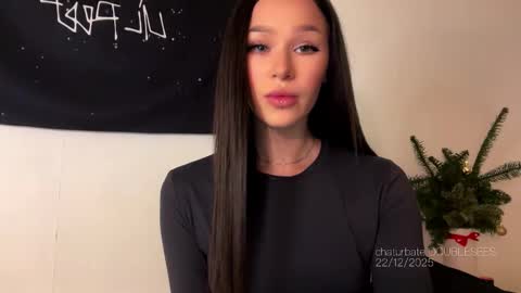 Snapshot of doublesees chatting on 23, 12, 2025 MOLLYYYY dont forget to give me a thumb up online show from 23, 12, 2025