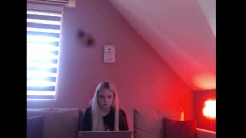 A girl online show from 14, 5, 2026