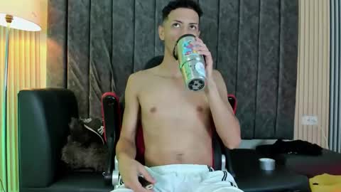 Snapshot of dustinandjordan chatting on 27, 11, 2025 dustinandjordan online show from 27, 11, 2025