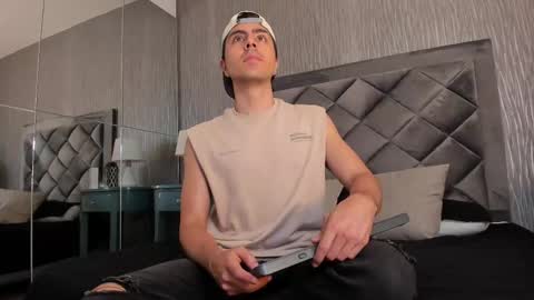 Snapshot of dylan_cross_ chatting on 24, 9, 2025 Dylan online show from 24, 9, 2025