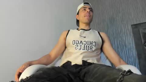 Snapshot of dylan_cross_ chatting on 4, 10, 2025 Dylan online show from 4, 10, 2025