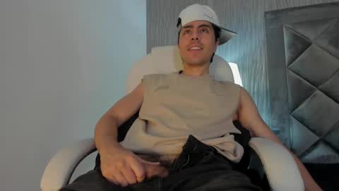 Snapshot of dylan_cross_ chatting on 13, 11, 2025 Dylan online show from 13, 11, 2025