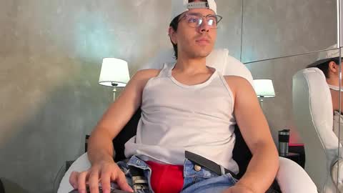 Snapshot of dylan_cross_ chatting on 25, 11, 2025 Dylan online show from 25, 11, 2025