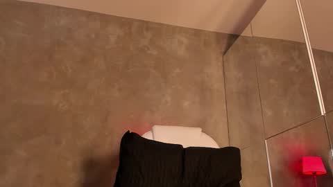 Snapshot of dylan_cross_ chatting on 5, 12, 2025 Dylan online show from 5, 12, 2025