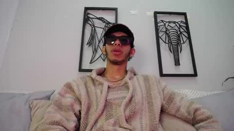 Snapshot of dylan_scotts chatting on 3, 11, 2025 dylan_scotts online show from 3, 11, 2025