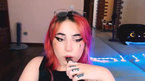 Snapshot of ediefris chatting on 10, 12, 2024 fickle demon made of clumps of matter online show from 10, 12, 2024