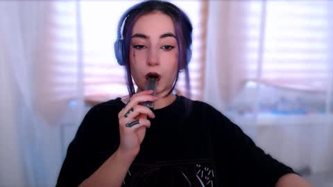 Snapshot of ediefris chatting on 16, 11, 2025 fickle demon made of clumps of matter online show from 16, 11, 2025