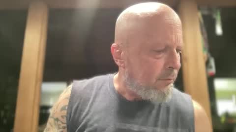 Snapshot of eevilempire chatting on 22, 4, 2026 Harley Biker online show from 22, 4, 2026
