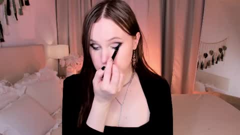 Effie Mur online show from 19, 6, 2026