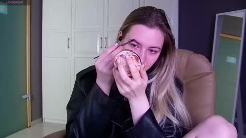 Snapshot of elina_nortas chatting on 16, 9, 2025 Elina online show from 16, 9, 2025