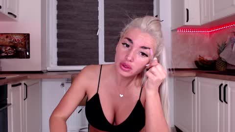 Snapshot of elisabeth_jason chatting on 1, 2, 2025 elisabeth_jason online show from 1, 2, 2025