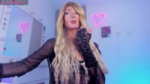 Snapshot of elizabeth_jones_01 chatting on 24, 11, 2025 Eli online show from 24, 11, 2025