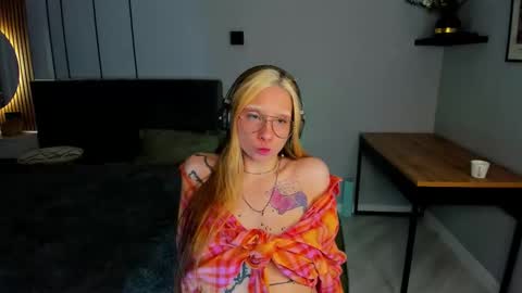 elizabethh_brown online show from 4, 2, 2026