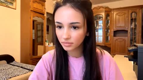 Mia online show from 6, 11, 2025