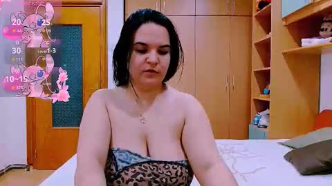 Snapshot of ella_diamonds chatting on 8, 10, 2025 Ella online show from 8, 10, 2025