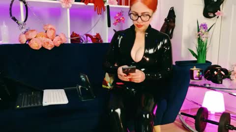 Snapshot of ella_kross chatting on 21, 4, 2026 ella_kross online show from 21, 4, 2026