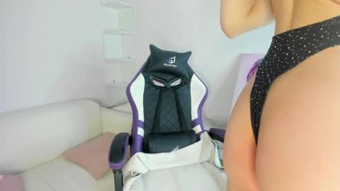 Snapshot of ella_starrr_ chatting on 3, 4, 2026 Ella online show from 3, 4, 2026