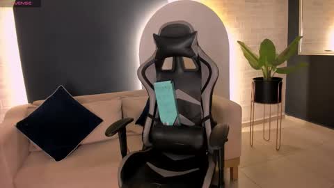 Snapshot of ellaclark chatting on 4, 11, 2025 EllaClark online show from 4, 11, 2025