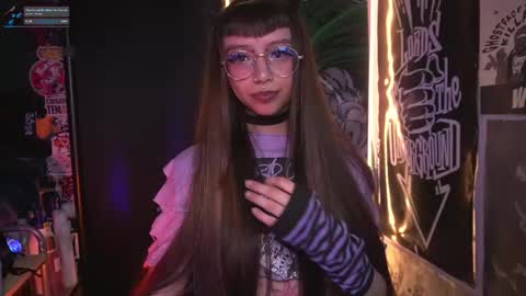 Snapshot of elle_uwu chatting on 13, 11, 2025 follow me on instagram . online show from 13, 11, 2025