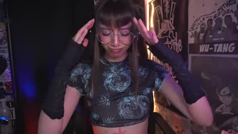 Snapshot of elle_uwu chatting on 22, 12, 2025 follow me on instagram . online show from 22, 12, 2025