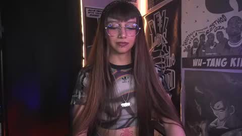 Snapshot of elle_uwu chatting on 6, 1, 2026 follow me on instagram . online show from 6, 1, 2026