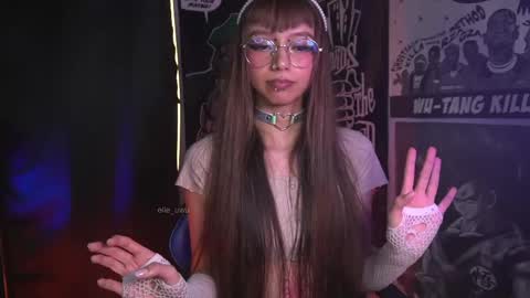 Snapshot of elle_uwu chatting on 25, 3, 2026 follow me on instagram . online show from 25, 3, 2026