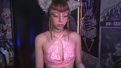 Snapshot of elle_uwu chatting on 11, 4, 2026 follow me on instagram . online show from 11, 4, 2026