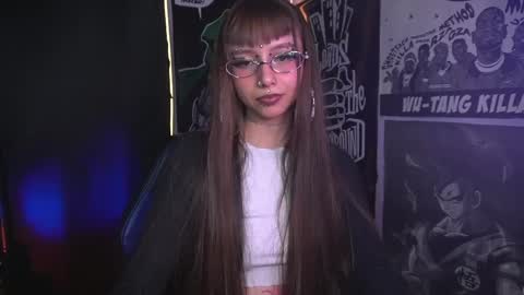 Snapshot of elle_uwu chatting on 6, 5, 2026 follow me on instagram . online show from 6, 5, 2026