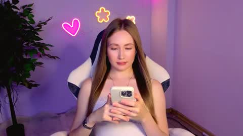 Snapshot of ellycolins_ chatting on 8, 7, 2026 Elly online show from 8, 7, 2026