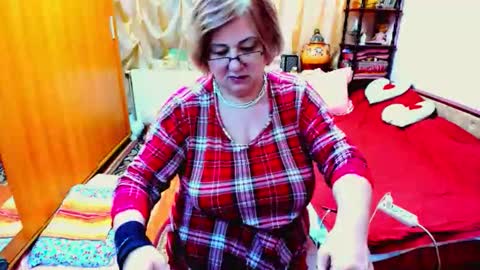 Snapshot of ellyhot53 chatting on 6, 1, 2026 ellyhot53 online show from 6, 1, 2026