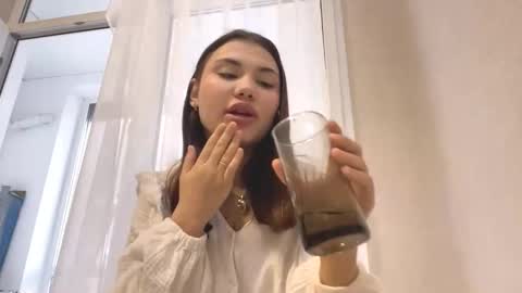 Snapshot of eloisetatsuhara chatting on 21, 10, 2025 Alice online show from 21, 10, 2025