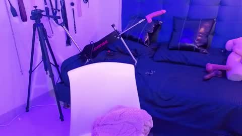elowen_halley1 online show from 3, 10, 2025